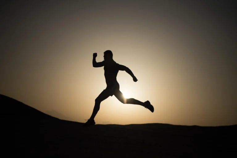 Running-man-silhouette-at-sunset-sky